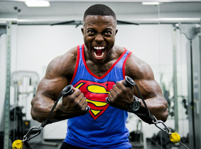 un negro afro-americano musculoso con una camiseta de superman