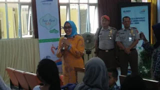 PT KAI Daop 3 Bagikan Paket Sembako Murah Di Empat kelurahan Di Kota Cirebon 