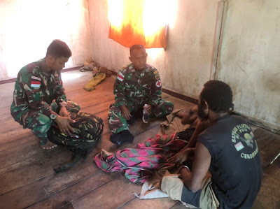 Satgas Yonif 126/KC Berikan Bantuan Sembako Kepada Warga Perbatasan Papua