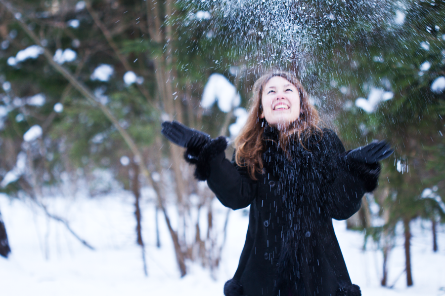 Блог Marina Sokalski (Марины Сокальски) : девушка подбрасывает снег
