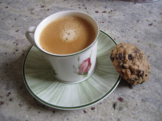 Cookies aux pépites de chocolat avec uune tasse de café, recette de la box de Pandore