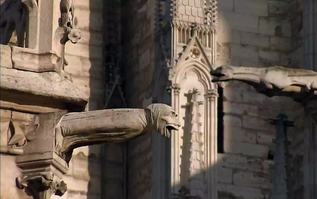 esculturas góticas en la piedra caliza de París