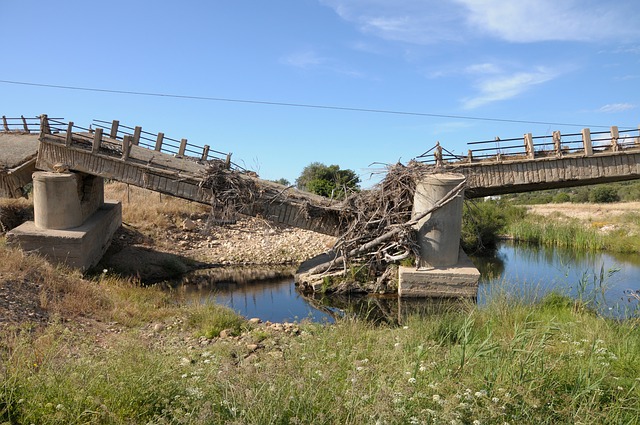 Worn out bridge that collapsed