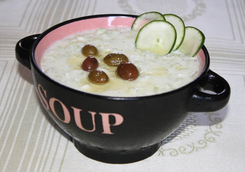 tsatsiki o tzatziki, crema de yogurt, pepino y ajo