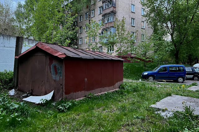 5-й Донской проезд, дворы, территория бывшего рабочего поселка Завода имени Орджоникидзе, гараж, жилой дом 1966 года постройки