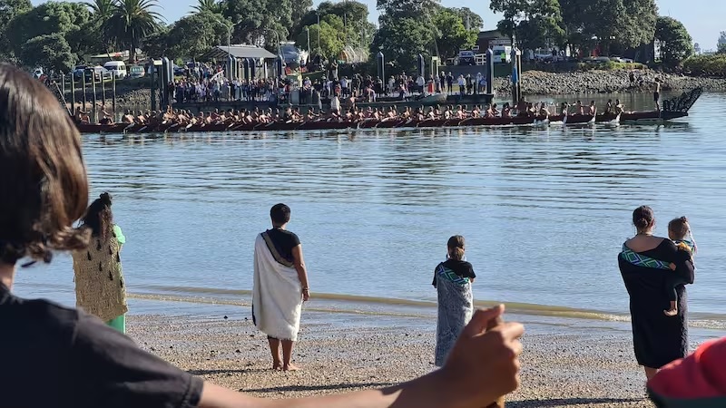 Các waka (con thuyền ) đang chèo đến trong âm thanh của pūtātara (một loại kèn của người  Māori) vào Ngày Waitangi năm 2024 (NGUỒN: 1NEWS)