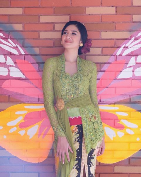 7+ Model Baju Kebaya Artis Cantik Indonesia Terbaru Anggun ...