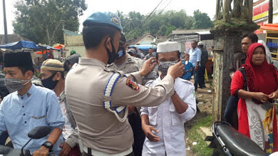 Bagikan Masker di Alun Alun Kecamatan Menes, Jajaran Polres Pandeglang Peduli Covid-19