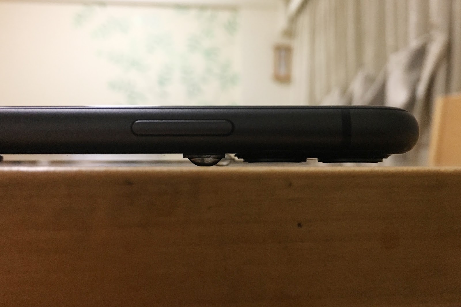 Iphone 11の背面に 滑り止めのクッションゴム 涙目 を貼ってみた