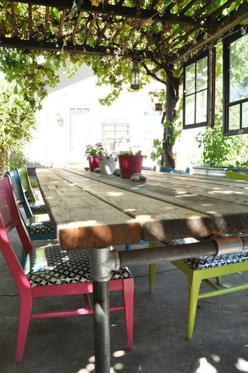 DIY τραπέζι κήπου από ακατέργαστες σανίδες και μεταλλικό σκελετό από υδραυλικούς σωλήνες