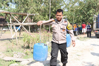 Polri Salurkan Bantuan Air Bersih Atasi Kekeringan di Grobogan