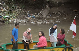 Warga Kampung Aur Gunakan Perahu Untuk Kutip Sampah
