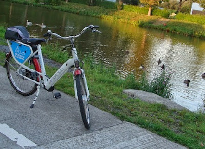 Bicicleta electrica azul