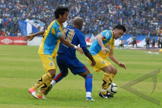 Laga Gresik United vs Arema disaksikan pelatih Timnas , Luis Manuel Blanco 