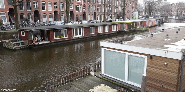 Casas flotantes en un canal de Amsterdam