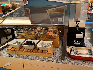 新竹竹北旅遊親子飯店首選新竹豐邑喜來登大飯店，其中親子館喜波波樂園雖然平面面積不算很大，但有一些其他親子館沒有的木頭玩具及設施，飯店也安排了許多親子活動可以參加.雨天遛小孩好地點,晴天可以安排新竹綠世界和新竹動物園.親子設施都在五樓，分為波波夢幻島，波波叢林，森林木樂園，DIY手作工坊和高爾夫球。