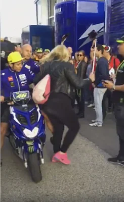 Rossi da una patada a una mujer,Cheste