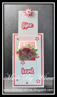 Een crème met rood mini slimline kerstkaartje met het label/tag uitgeschoven waardoor "fijne kerst" tevoorschijn komt. A cream and red mini slimline Christmas card with the label/tag extended revealing "Merry Christmas" (Dutch words).