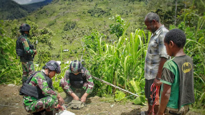 Satgas Yonif Raider 321 GT/13/1 Kostrad Memasang Instalasi Listrik di Distrik Mbua