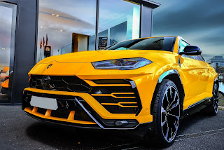 La partie avant d’une Lamborghini Urus de couleur jaune