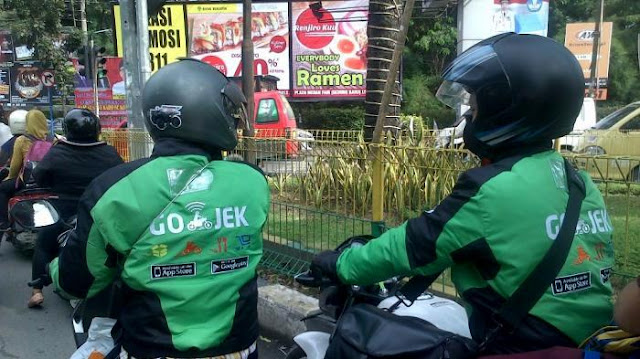 GoJek sudah mulai terlihat di jalanan kota Medan . . selamat datang GoJek . . 