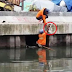 ASTAGA!!!Foto 2 Pria Berseragam Warna Orange Jadi Viral, Lihat Apa yang Diambilnya Dari Sungai