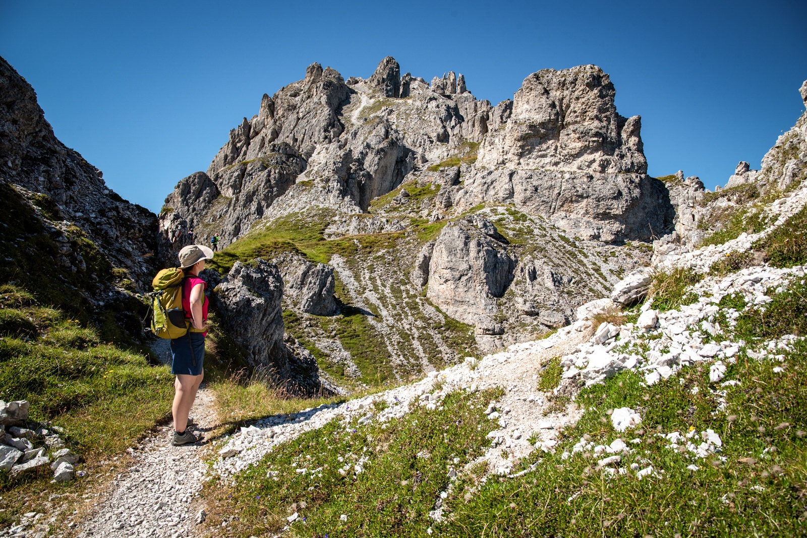 Turystka na szlaku w Alpach. Widok na góry i alpejskie skały. Szlak na Elferspitze