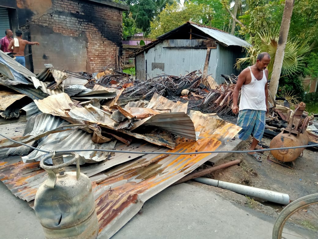 অশোকনগরে ভয়াবহ অগ্নিকান্ড