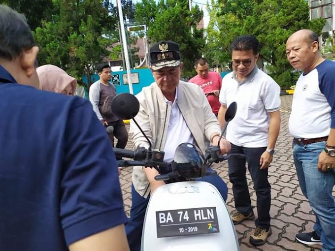 Wagub Sumbar Nasrul Abit Uji Coba Sepeda Motor Listrik Bersama PLN