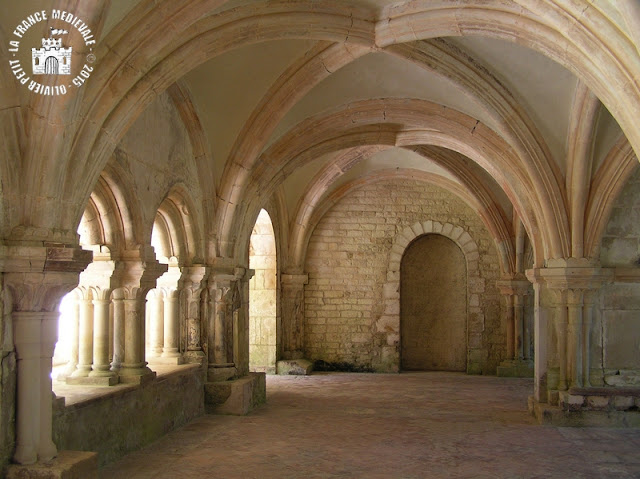 MONTBARD (21) - Salle capitualire de l'abbaye de Fontenay