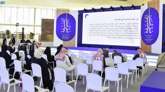 يتولى تحرير المقالات وترجمتها فريق سعودي متخصص في مجال الترجمة والفلسفة