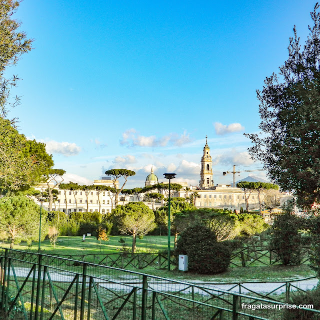 cidade moderna de Pompeia vista das ruínas