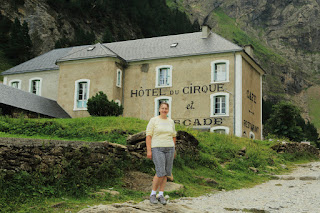 France. Pyrenees. Circus Gavarnie. Waterfall. Франция. Пиренеи. Цирк Гаварни. Водопад.