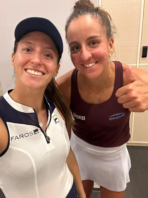 Luisa e Ingrid tirando uma foto durante o WTA 1000 de Pequim