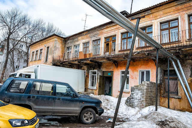 Гнилой, широкий балкон у каменного дома