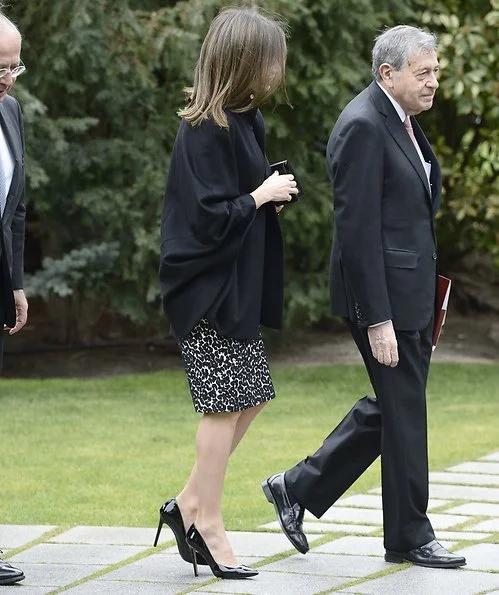 Queen Letizia wore Roberto Verino Jacquard pencil skirt and Hugo Boss Capina wool cape. Queen Letizia carried Nina Ricci Arc Clutch
