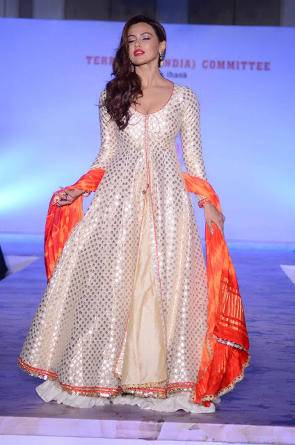 Sana Khan in White Gown at Maheka Mirpuri Show