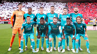 REAL MADRID C. F. Temporada 2021-22. Courtois, Alaba, Kroos, Militao, Fede Valverde, Benzema. Lucas Vázquez, Camavinga, Carvajal, Vinicius y Modric. SEVILLA F. C. 2 REAL MADRID C. F. 3 Domingo 17/04/2022, 21:00 horas. Campeonato de Liga de 1ª División, jornada 32. Sevilla, estadio Ramón Sánchez Pizjuán: 40.650 espectadores. GOLES: 1-0: 21’, Ivan Rakitic. 2-0: 25’, Erik Lamela. 2-1: 50’, Rodrygo. 2-2: 82’, Nacho. 2-3: 90+2’, Benzema.