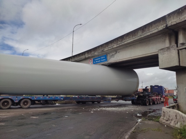 Carreta ficar presa em Viaduto na cidade de Feira de Santana