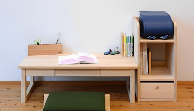 Desain ruang belajar lesehan minimalis dengan meja lesehan dan rak buku