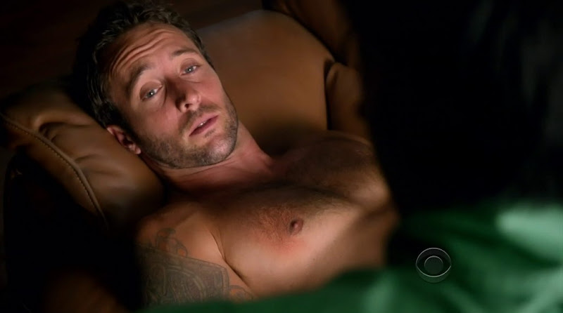 Alex O'Loughlin Shirtless in Hawaii Five-0 s2e01