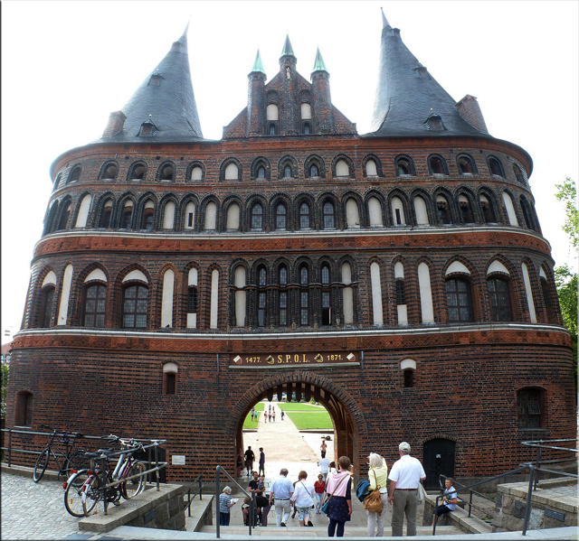 La Holstentor vista desde la ciudad.