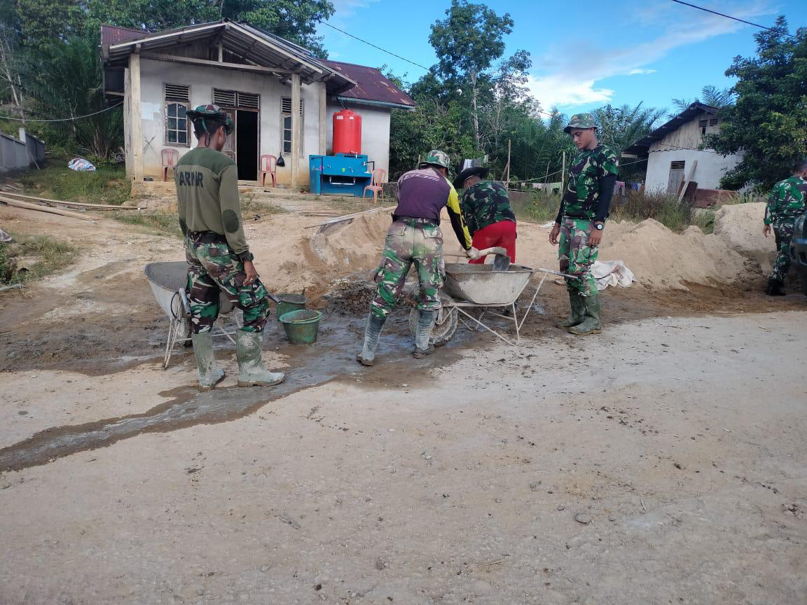 Dibawah Terik Matahari, Kerja Keras Satgas TMMD