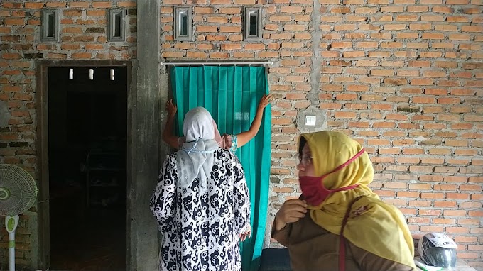 Peduli Dengan Kadernya, Ny. Rena Ali Mukhni Bantu Pintu dan Jendela Rumah Kader PKK di Sungai Asam