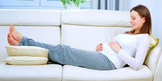 9 Cara Mengatasi Kaki Bengkak Saat Hamil Tua & Melahirkan, Keputihan Saat Hamil - Penyebab, Bahaya & Cara Mengatasi, Mengatasi kaki bengkak pada ibu hamil - Motekar.net