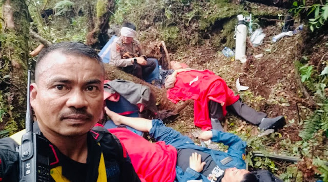 Tim SAR Brimob, Kesehatan dan Kapolres Kerinci Tiba di Lokasi Titik Helikopter Jatuh yang Ditumpangi Kapolda