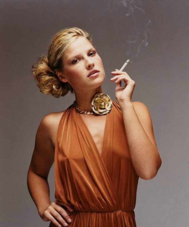 Celebrity Ali Larter Smoking Marlboro MX4 Flavor Cigarette
