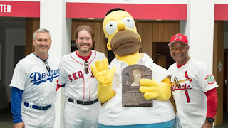 Ceremonia de entrega exjugadores de Grandes Ligas, Wade Boggs, Steve Sax y Ozzie Smith. Placa del Salon de la fama Homero Simpson