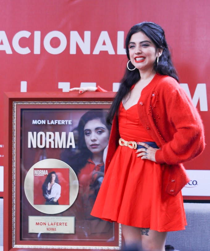 Mon Laferte recibe Disco de Oro previo a sus conciertos en el Auditorio Nacional.