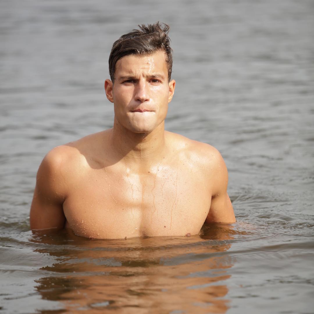 sexy-shirtless-dude-torben-konig-swimming